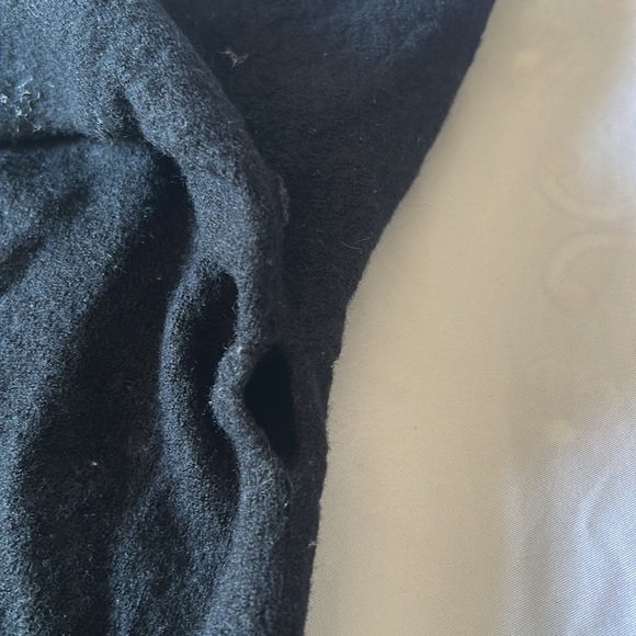 Guess Black Crewneck Sweater Classic Knit Design - Picture 10 of 10